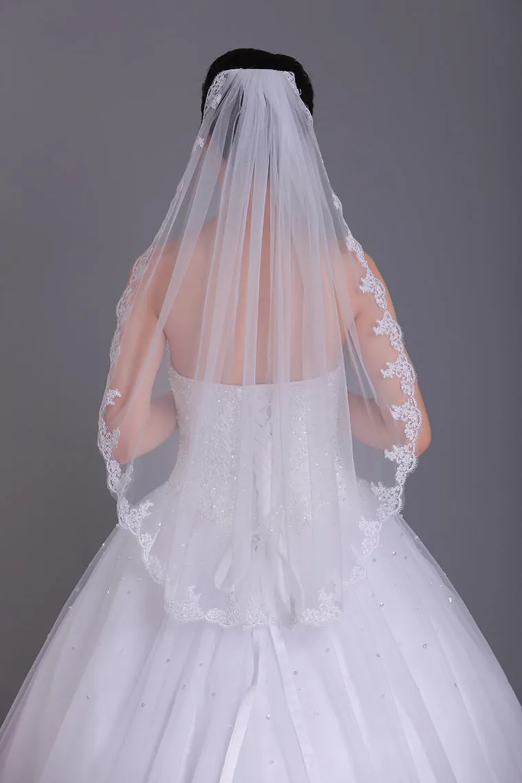 One-Tier Finger-Tip Length Bridal Veils With Applique
